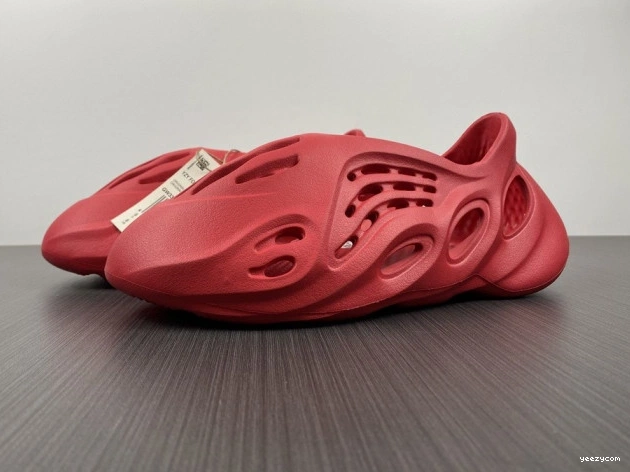 Red Yeezy Foam Adidas CW3355 1027